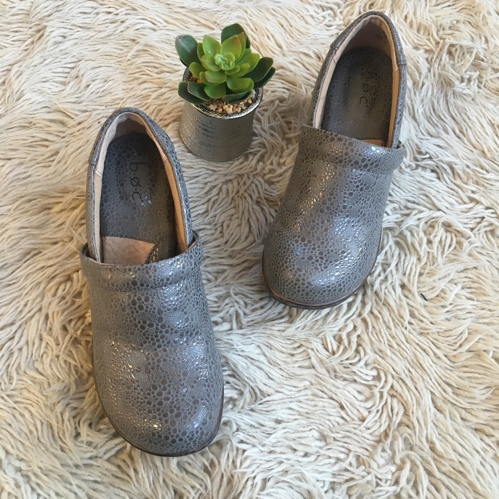 Born gray spotted clogs